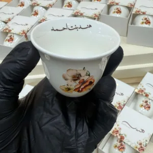 توزيعة فنجان قهوة مع بوكس ورقي