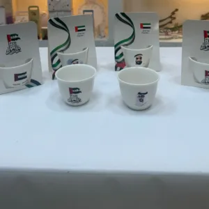 توزيعة فنجان مع تعليقة ورقية ليوم العلم الإماراتي (الحبه)