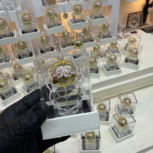 توزيعة عطر مع بوكس أكريلك وقاعدة جلد