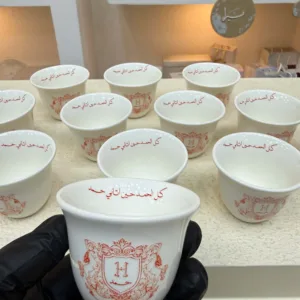 فنجان قهوة مع طباعة الثيم