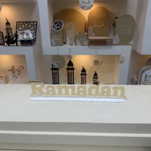 استاند طاولة أكريليك بكلمة "رمضان" (أبيض وذهبي)