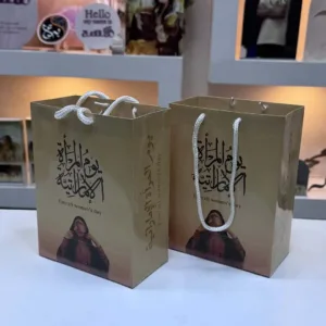 كيس ورقي إهداء ليوم المرأة الإماراتية ( الحبه )